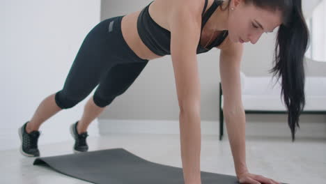 Das-Mädchen-Ist-In-Einer-Plank-Pose-Auf-Dem-Bauernhof-Aufgerichtet